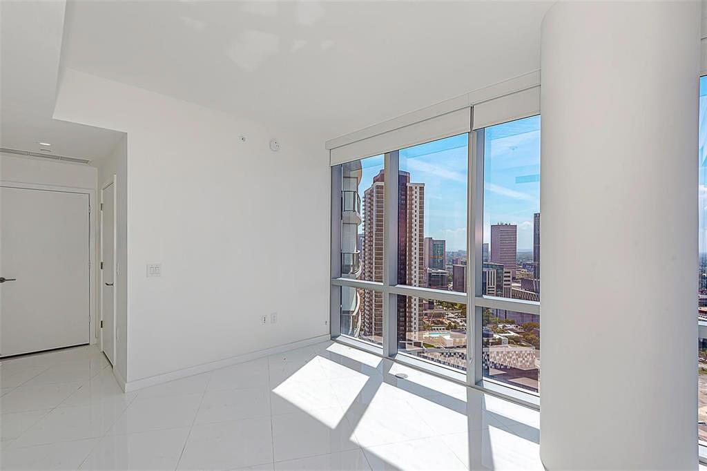 851 NE 1ST #2402, Miami FL 33132