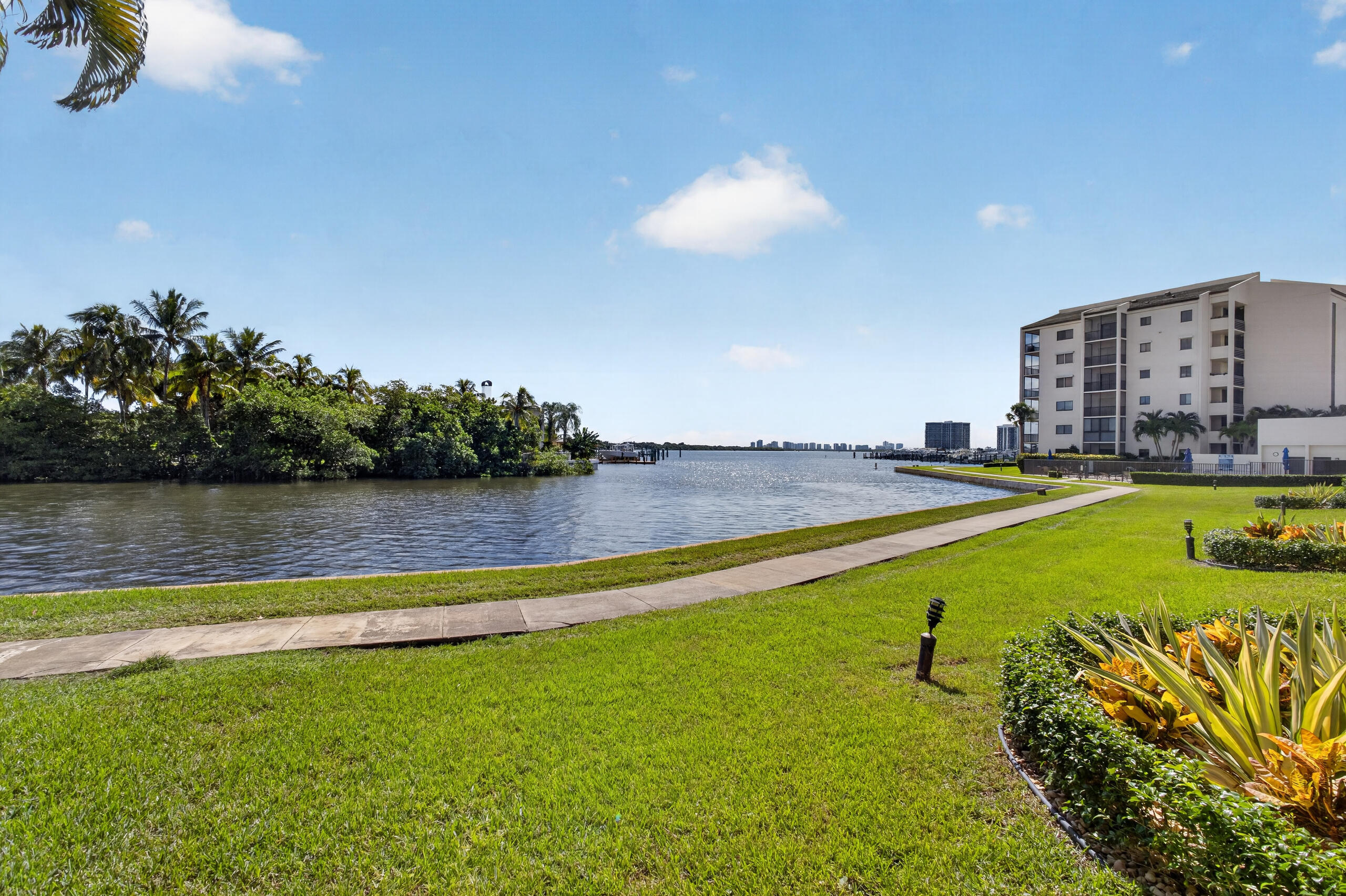 11370 Twelve Oaks #111, North Palm Beach FL 33408