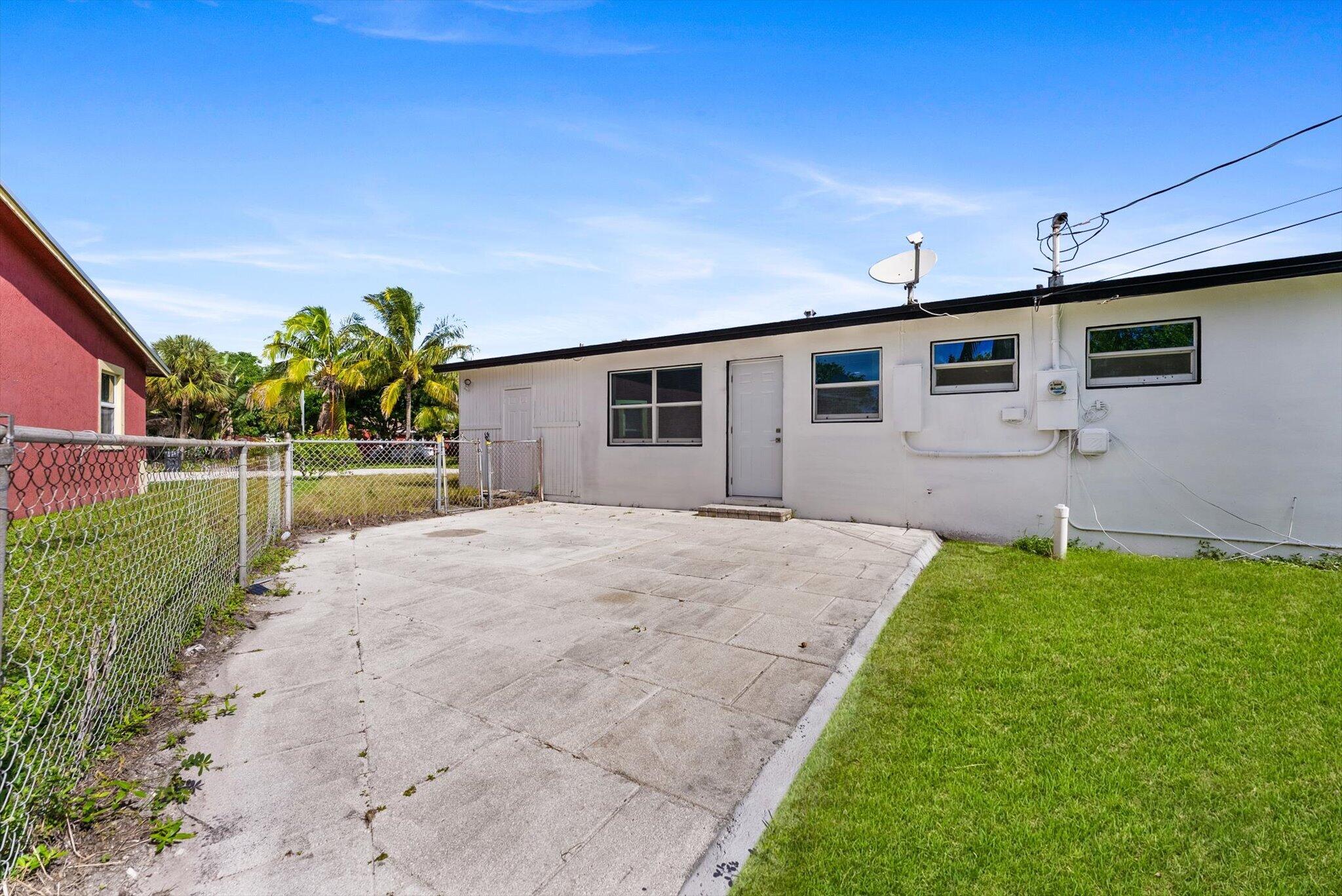 1420 9th, Lake Park FL 33403