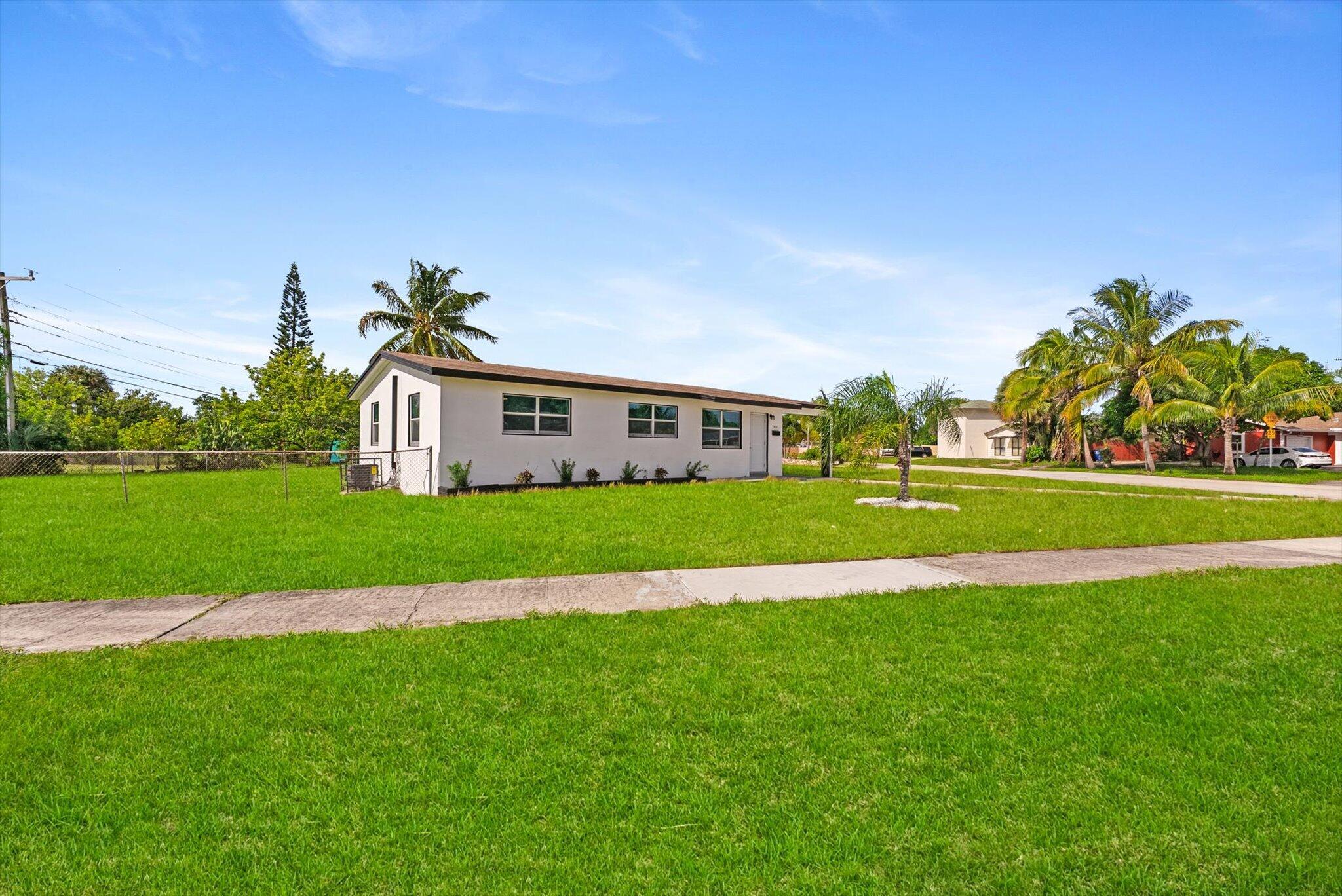 1420 9th, Lake Park FL 33403