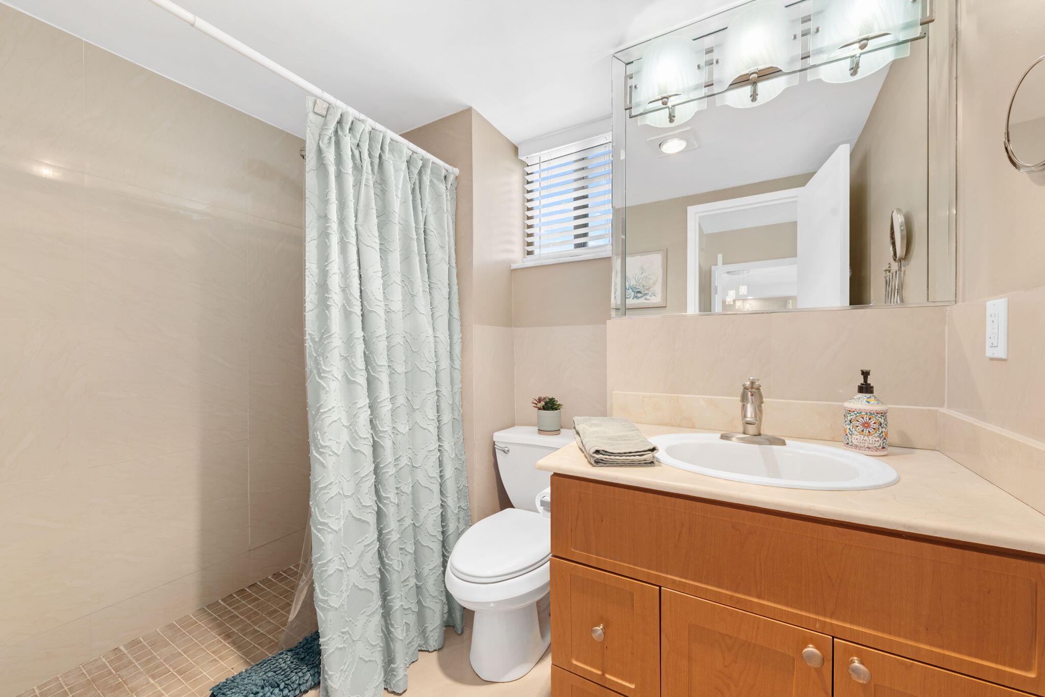 301 GOLDEN ISLES #401, Hallandale Beach FL 33009