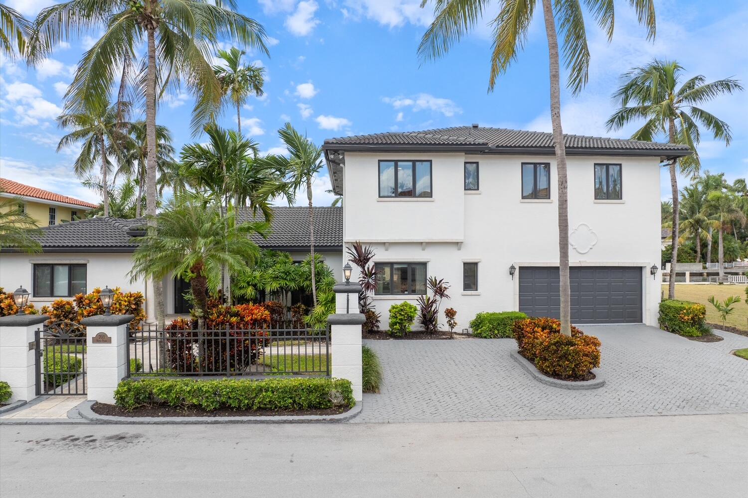 703 Royal Plaza, Fort Lauderdale FL 33301