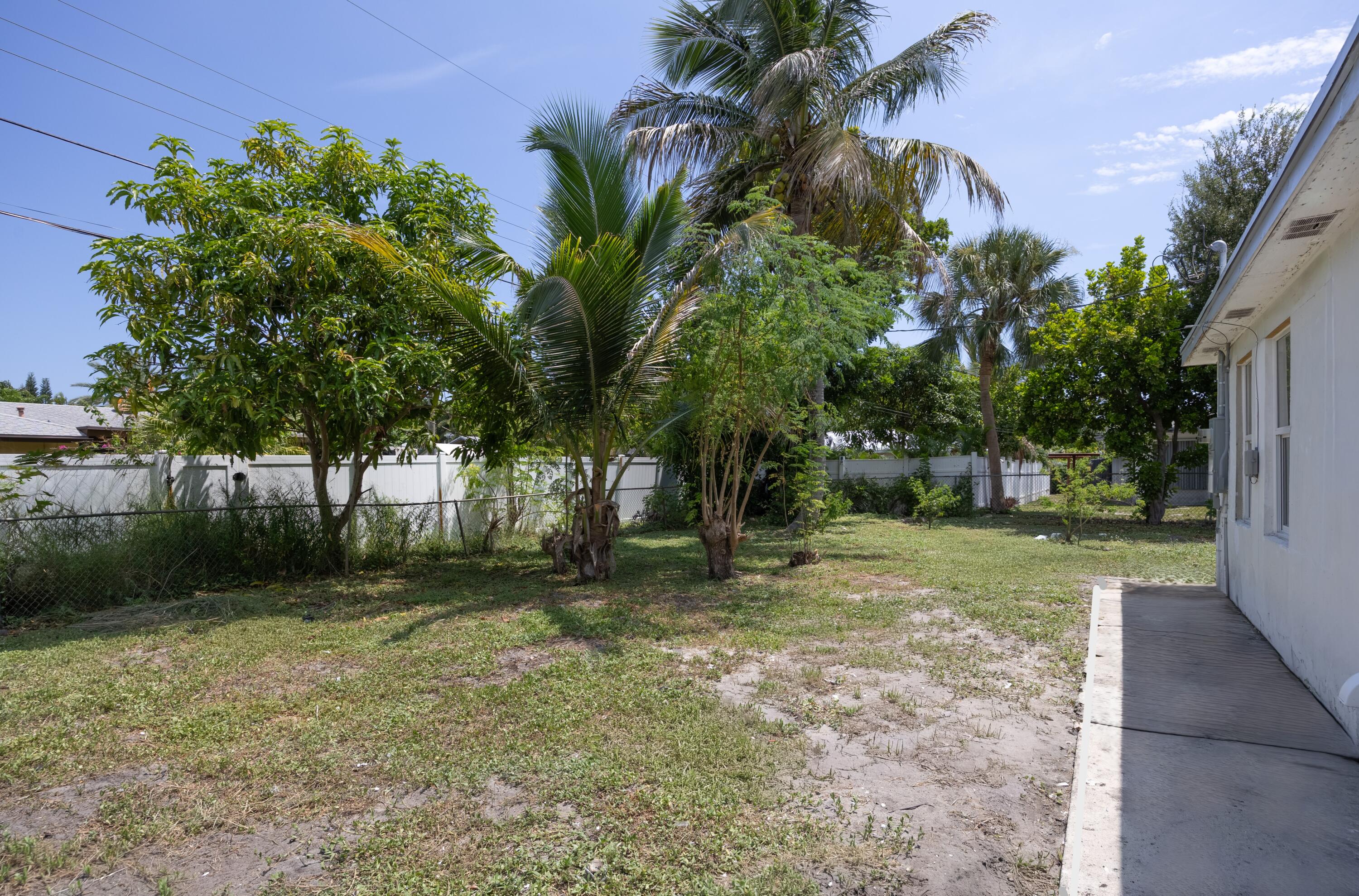 215 Evergreen, Lake Park FL 33403