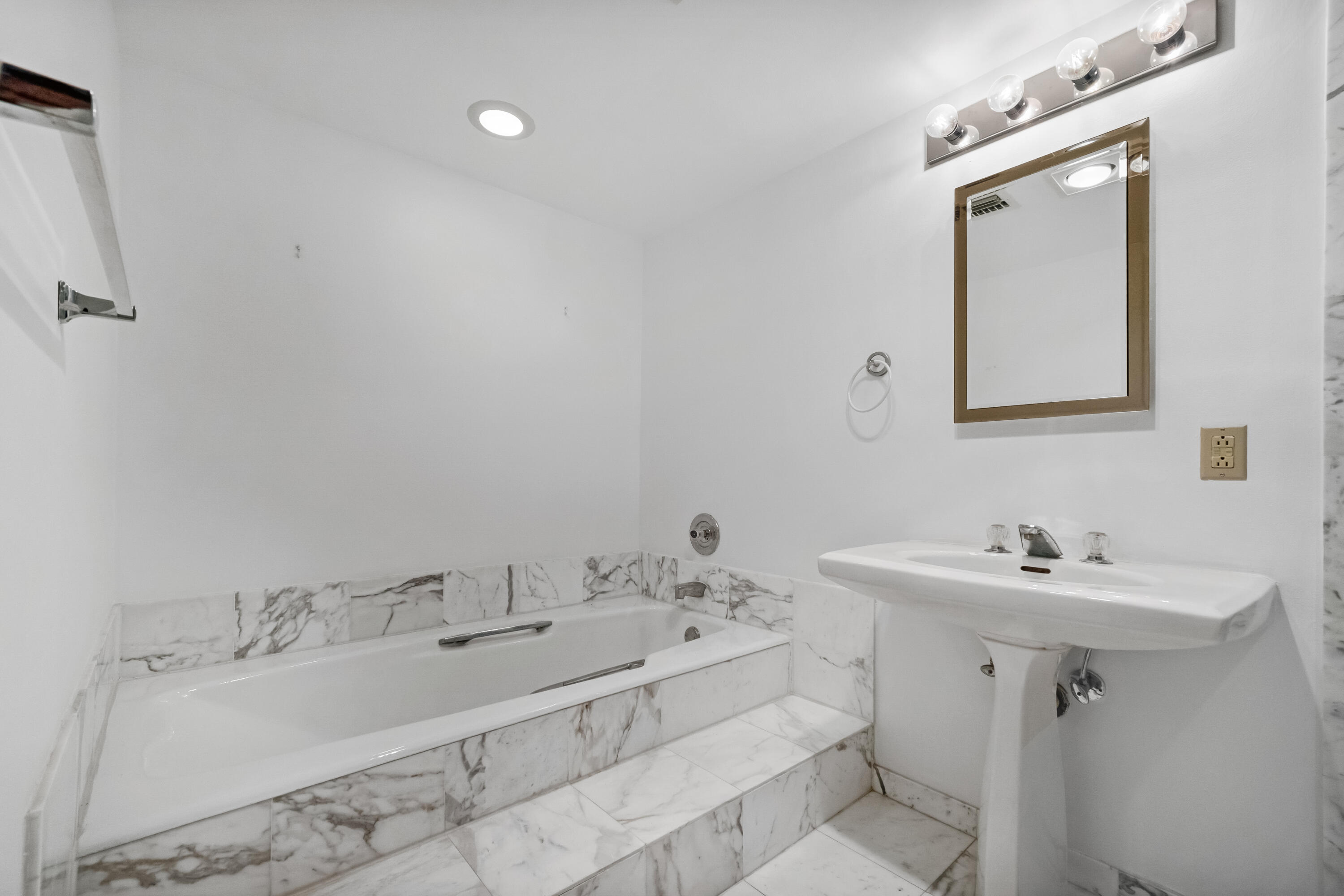 7370 Orangewood ##208, Boca Raton FL 33433