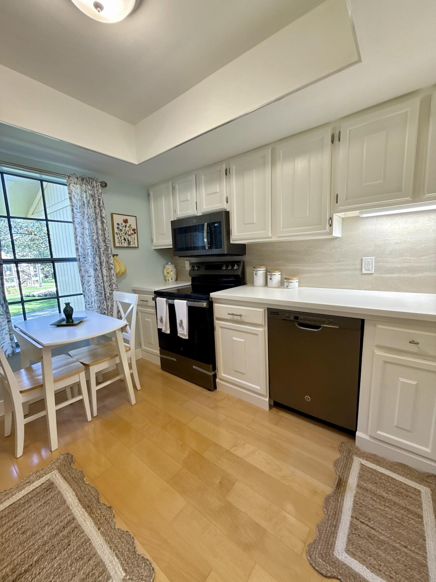 18390 SE WOOD HAVEN #e, Jupiter FL 33469
