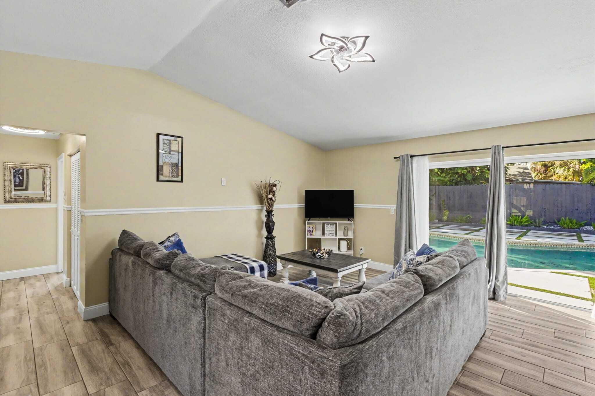 8720 NW 46TH, Lauderhill FL 33351