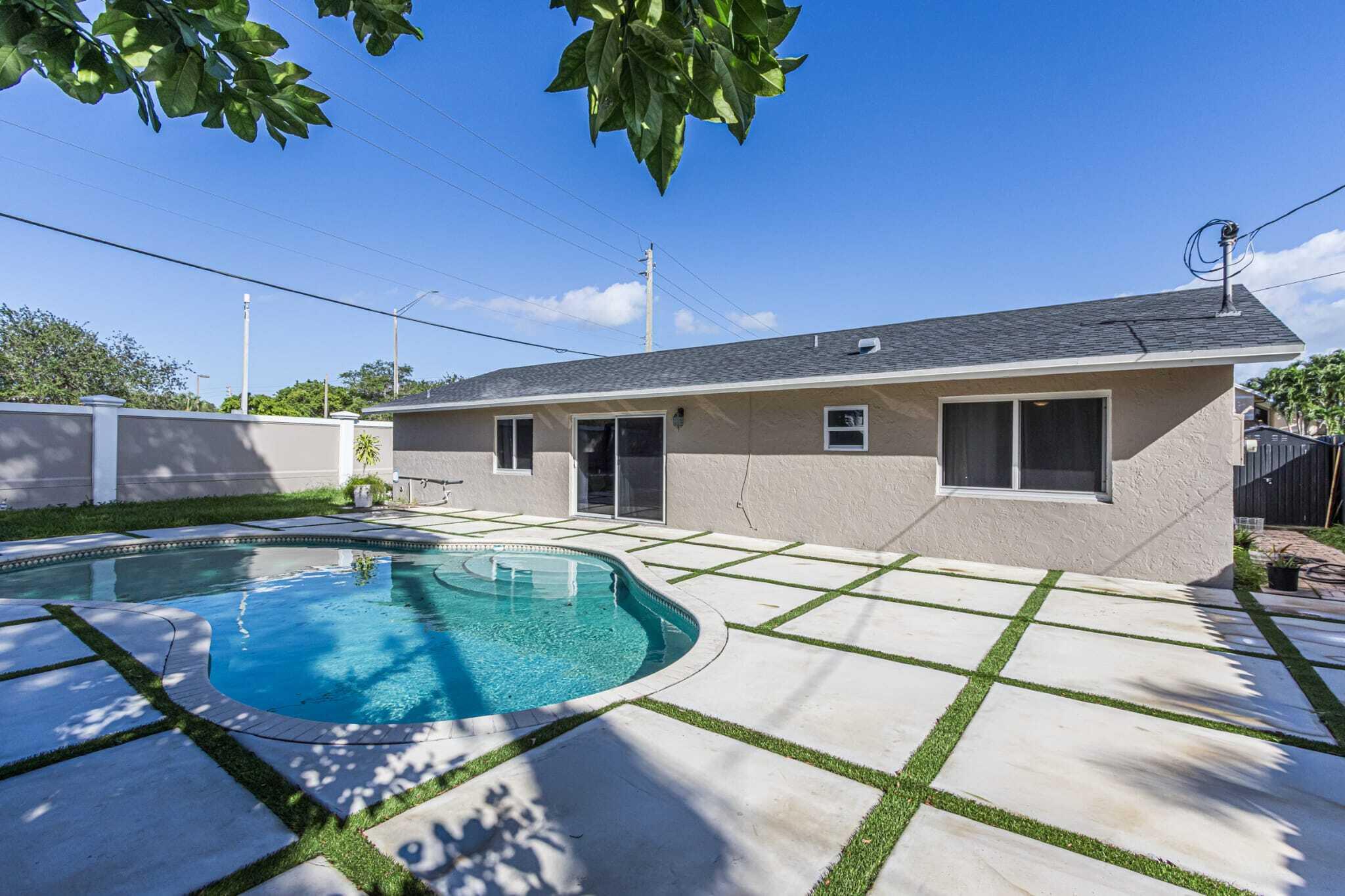 8720 NW 46TH, Lauderhill FL 33351