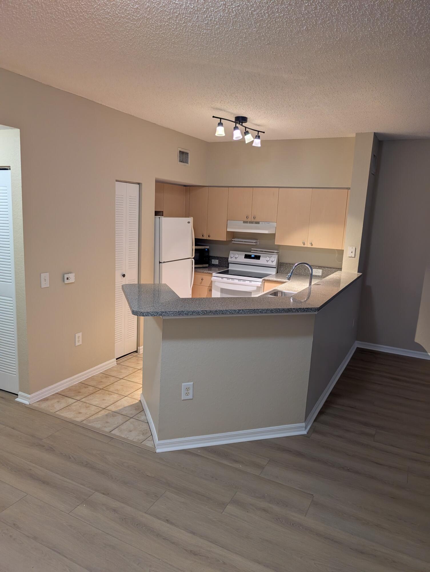 280 CRESTWOOD #205, Royal Palm Beach FL 33411