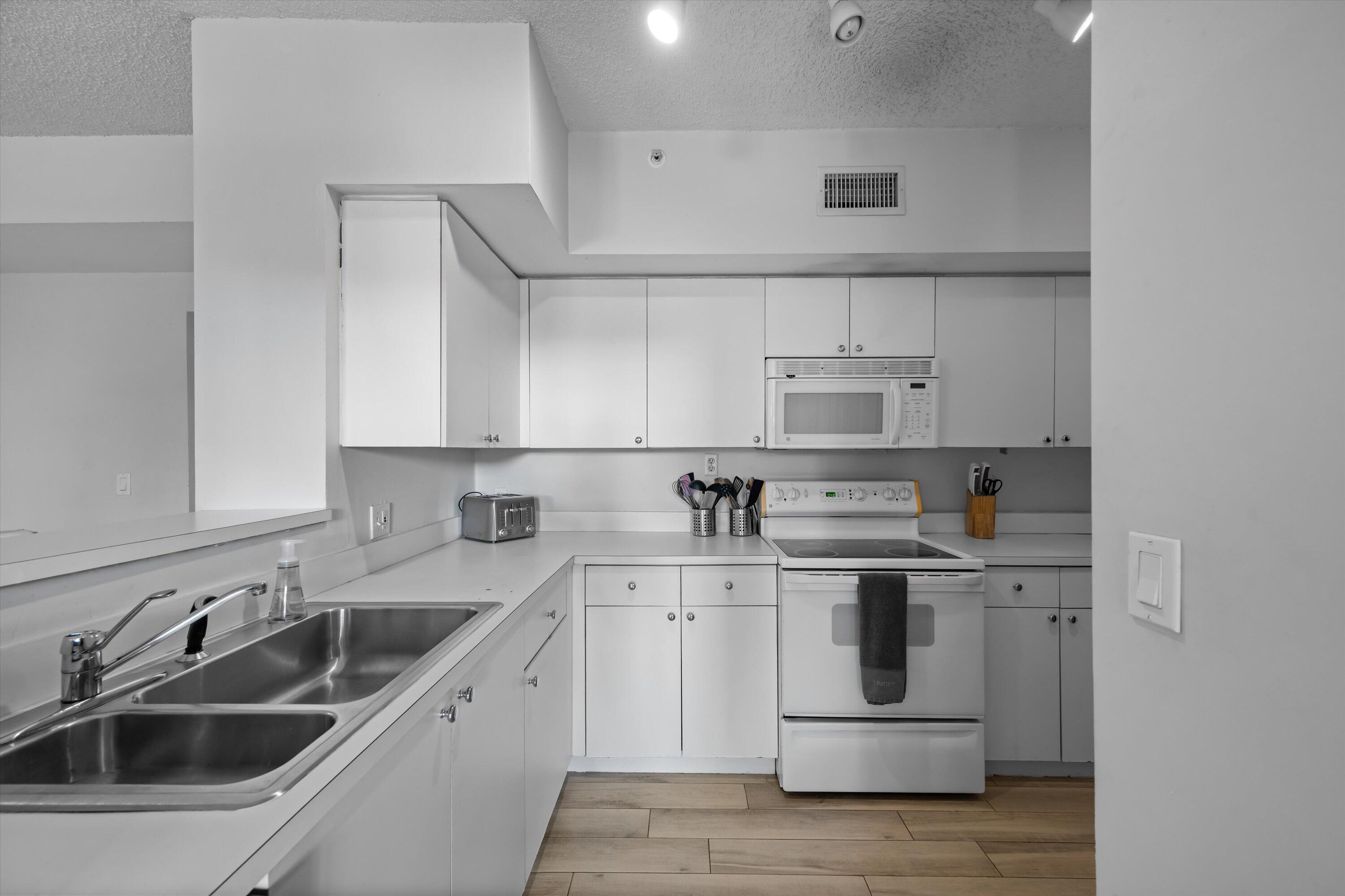 11730 SAINT ANDREWS #102, Wellington FL 33414