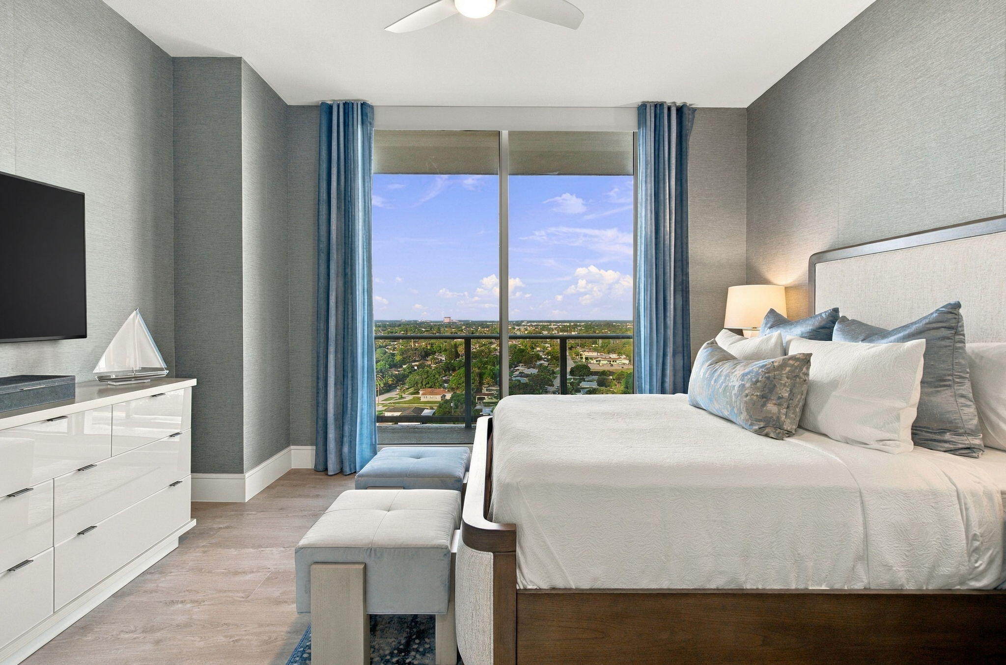 220 LAKE SHORE #1423, West Palm Beach FL 33403