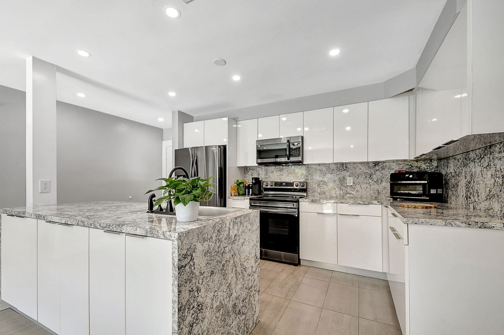 1343 W OCEAN, Lantana FL 33462