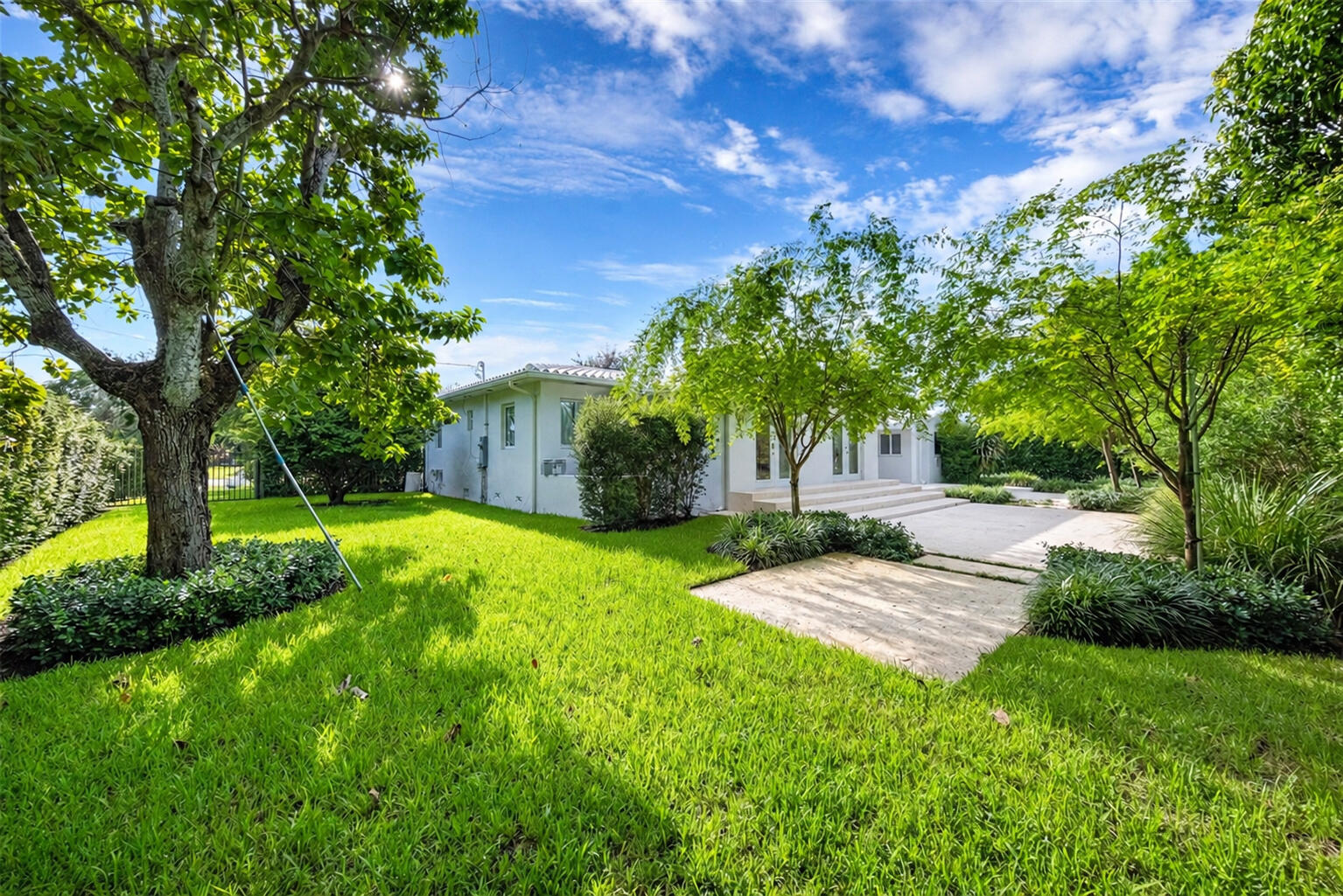 919 Granada Groves, Coral Gables FL 33134