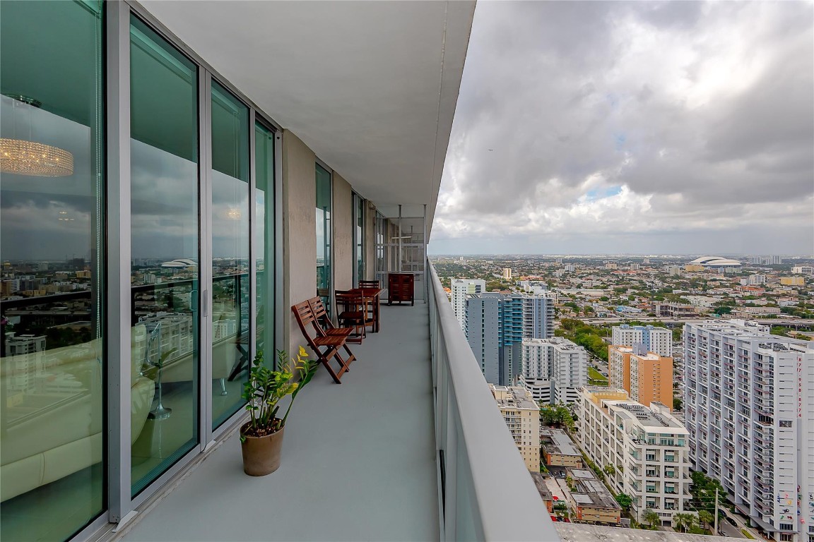 1111 SW 1st #PH3920, Miami FL 33130