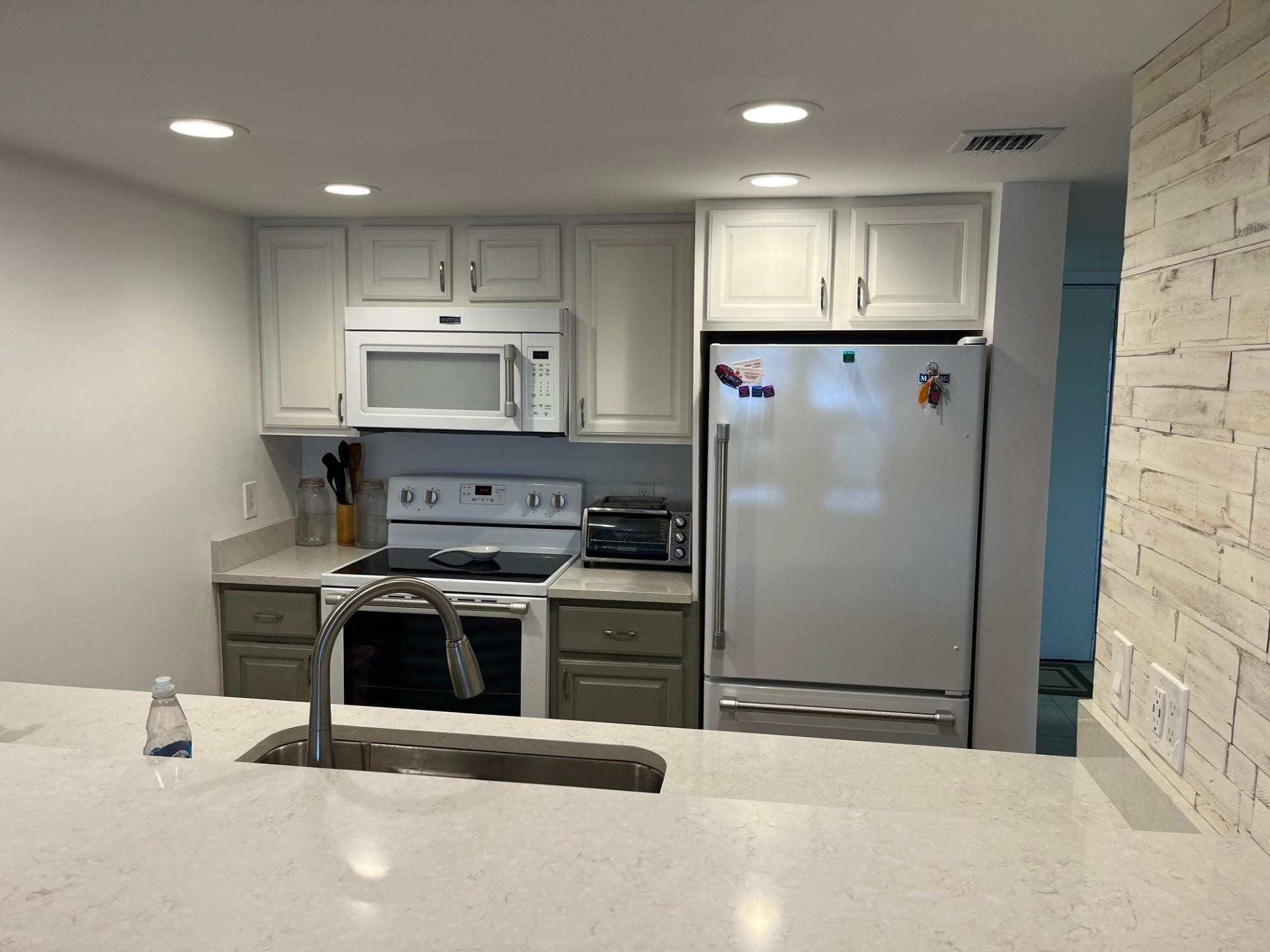 40 NE Plantation #208, Stuart FL 34996