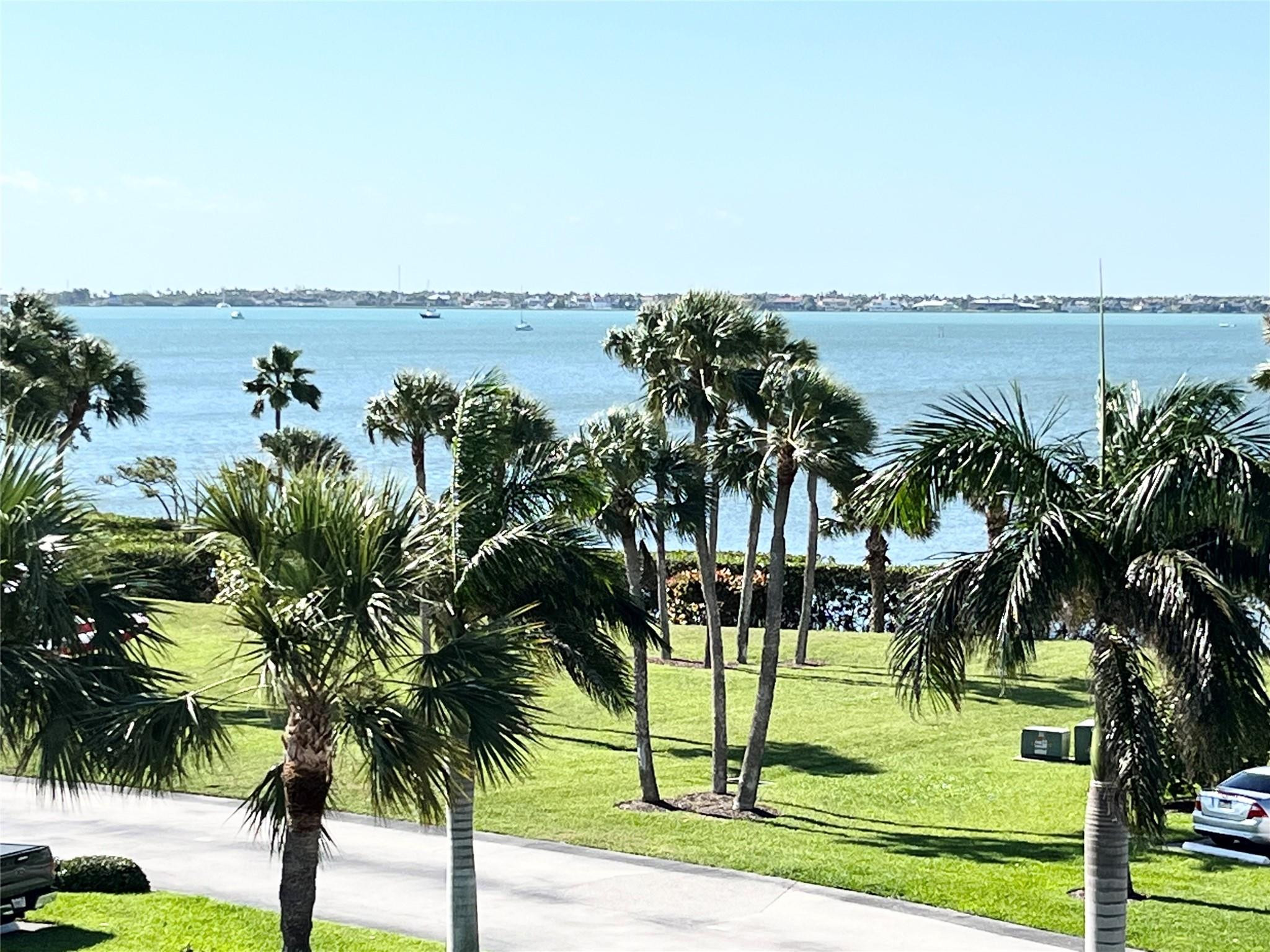 40 NE Plantation #208, Stuart FL 34996