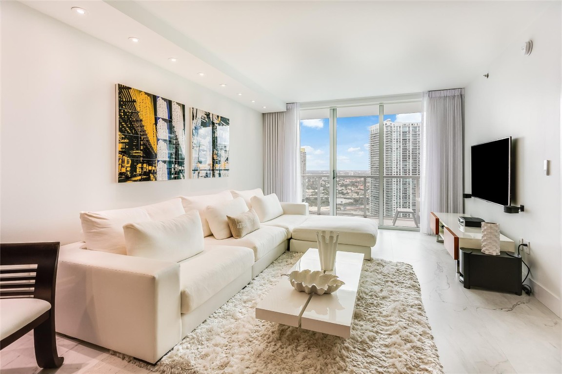 55 SE 6th #3500, Miami FL 33131