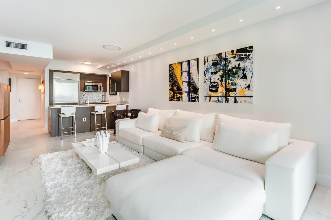 55 SE 6th #3500, Miami FL 33131