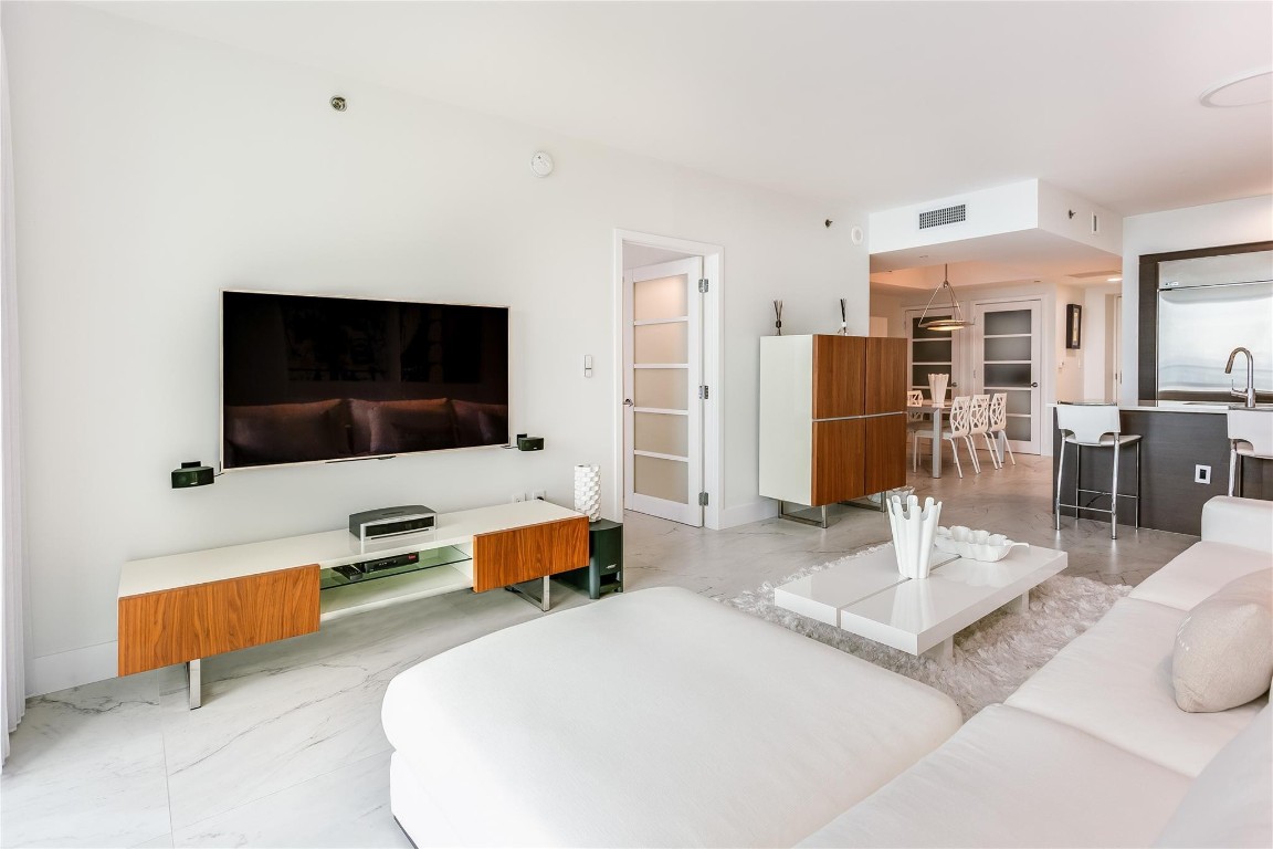 55 SE 6th #3500, Miami FL 33131