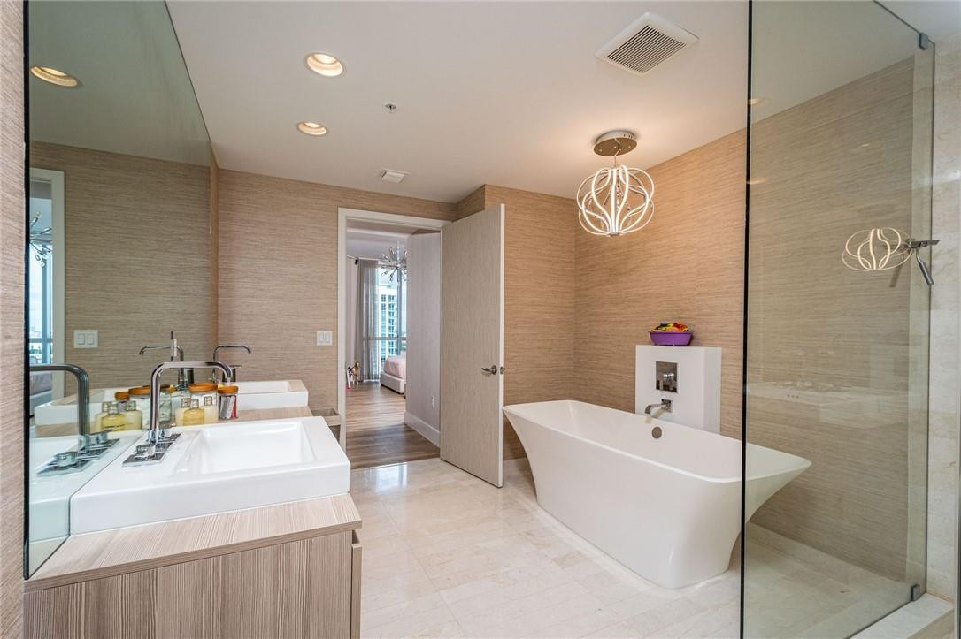 17111 Biscayne #2105 + 1 BOAT SLIP 100 ft, North Miami Beach FL 33160