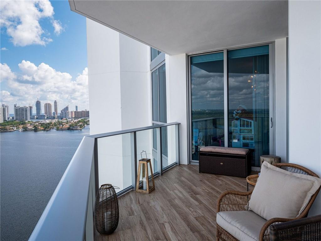 17111 Biscayne #2105 + 1 BOAT SLIP 100 ft, North Miami Beach FL 33160