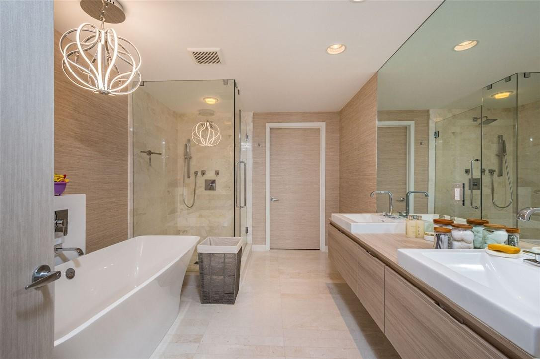 17111 Biscayne #2105 + 1 BOAT SLIP 100 ft, North Miami Beach FL 33160
