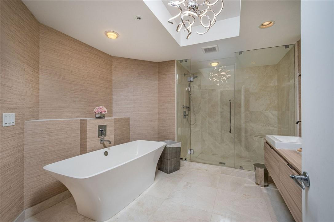 17111 Biscayne #2105 + 1 BOAT SLIP 100 ft, North Miami Beach FL 33160