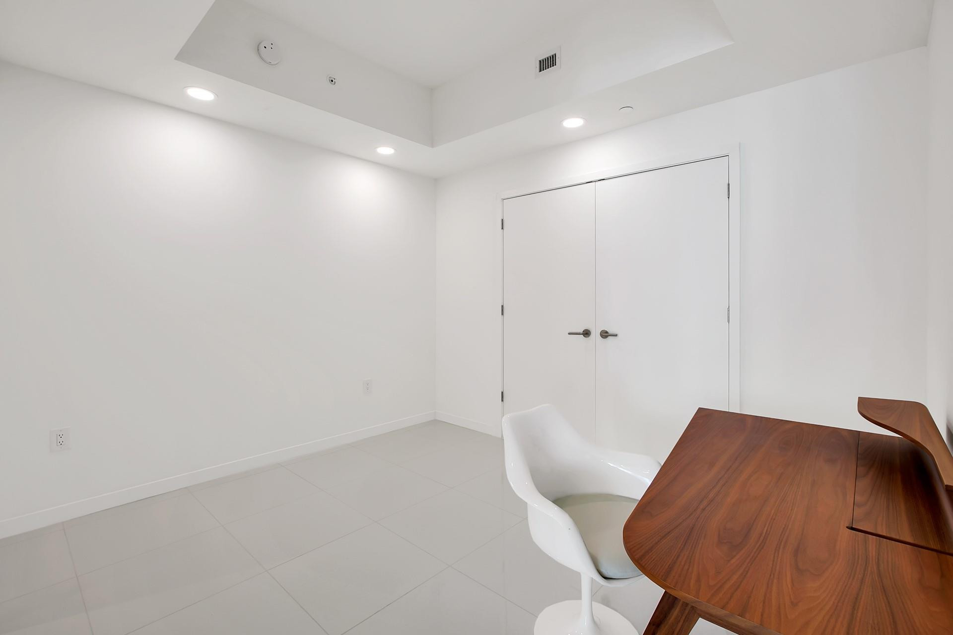 851 NE 1st #2005, Miami FL 33132