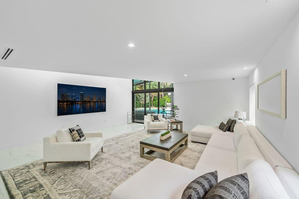19 Gatehouse, Sea Ranch Lakes FL 33308