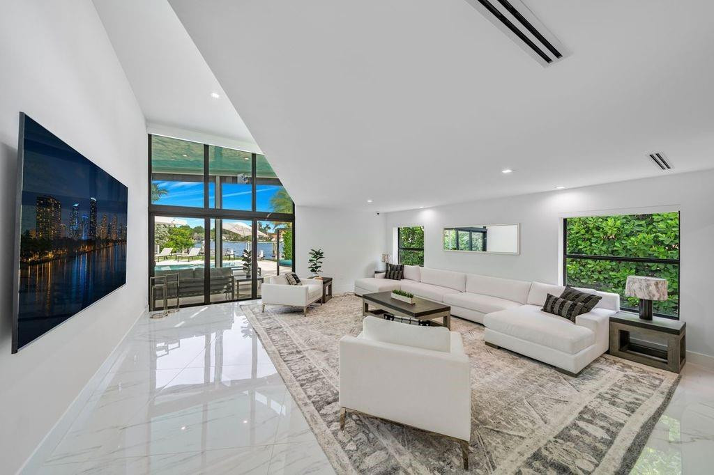 19 Gatehouse, Sea Ranch Lakes FL 33308