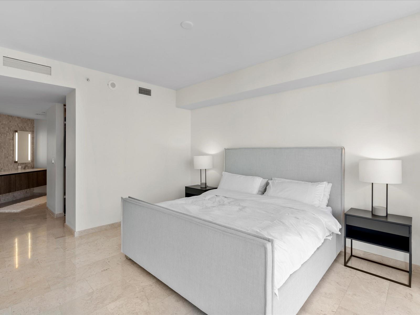 68 SE 6th St #3201, Miami FL 33131