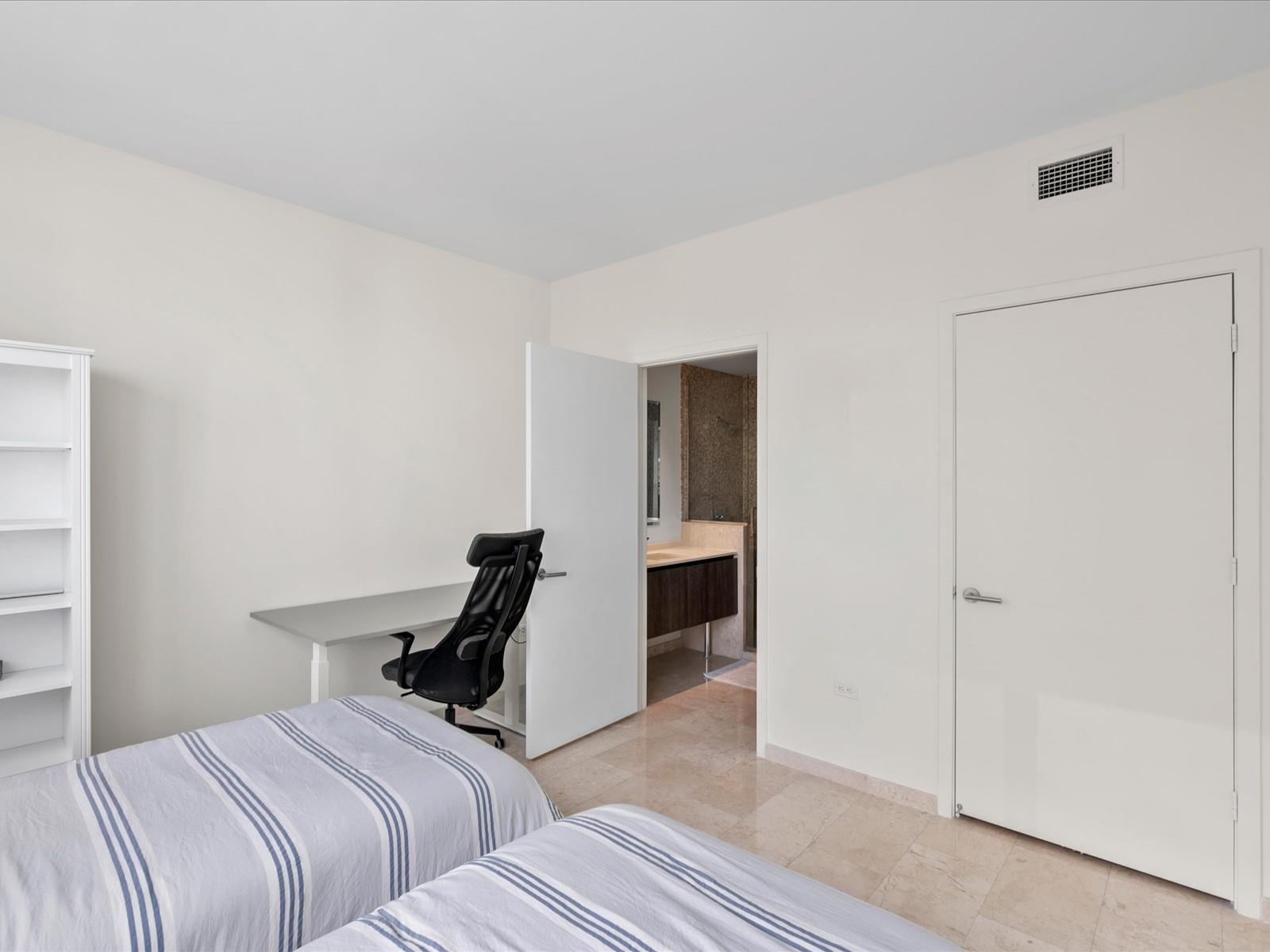 68 SE 6th St #3201, Miami FL 33131