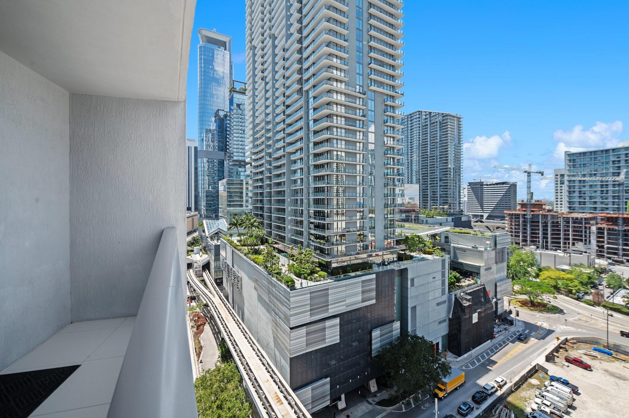 31 SE 6th St #2002, Miami FL 33131