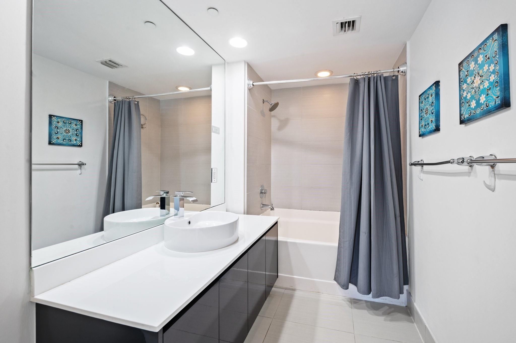 31 SE 6th St #2002, Miami FL 33131