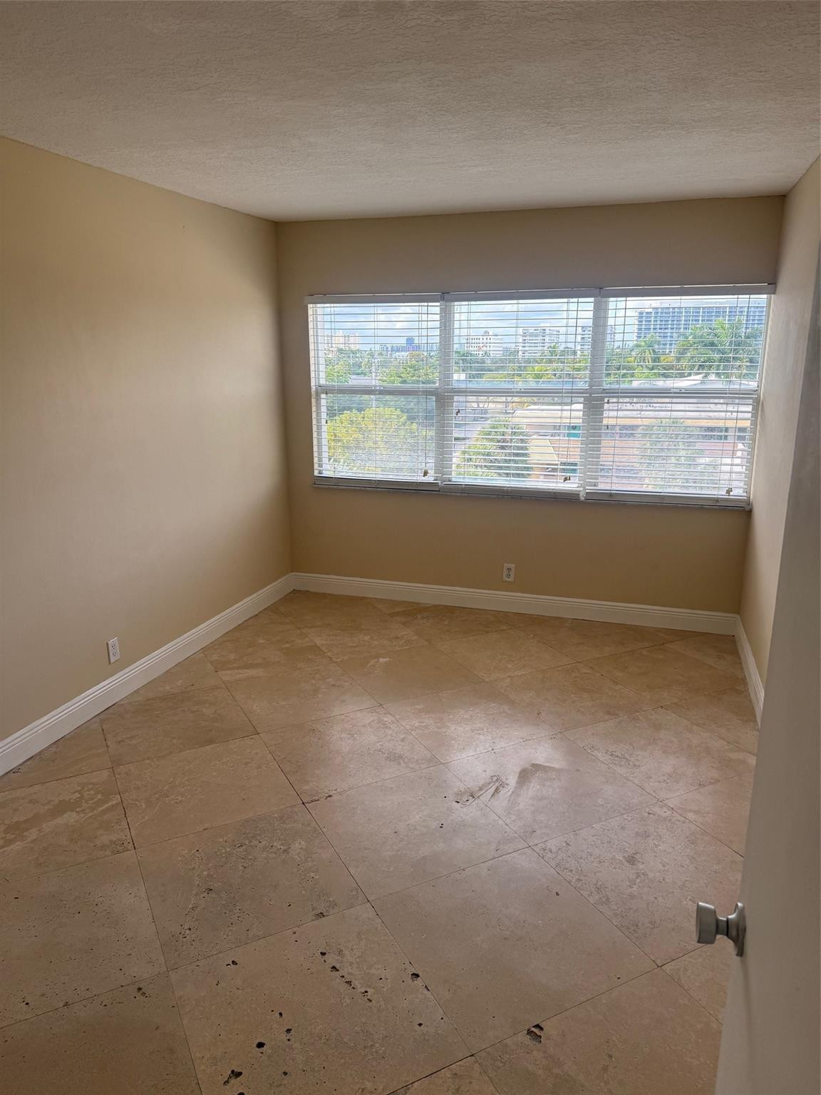 2555 NE 11th #502, Fort Lauderdale FL 33304
