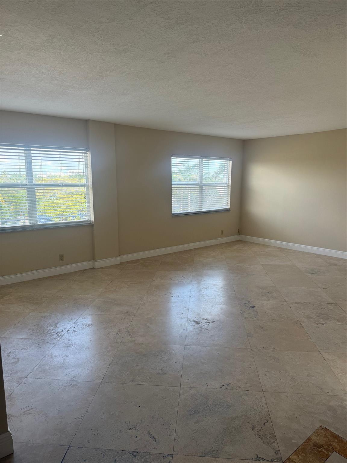 2555 NE 11th #502, Fort Lauderdale FL 33304