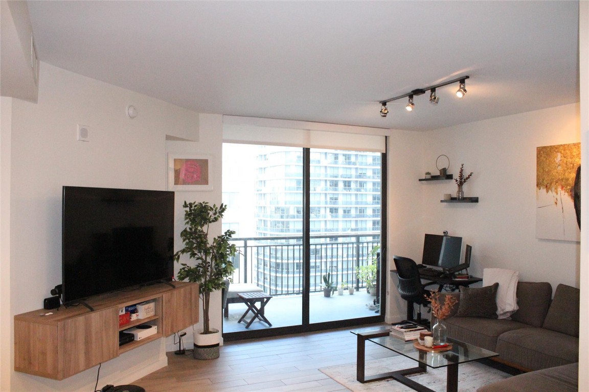 999 SW 1st #3301, Miami FL 33130