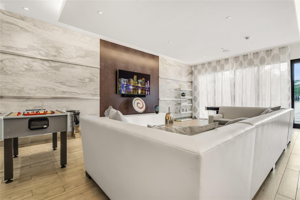 999 SW 1st #3301, Miami FL 33130