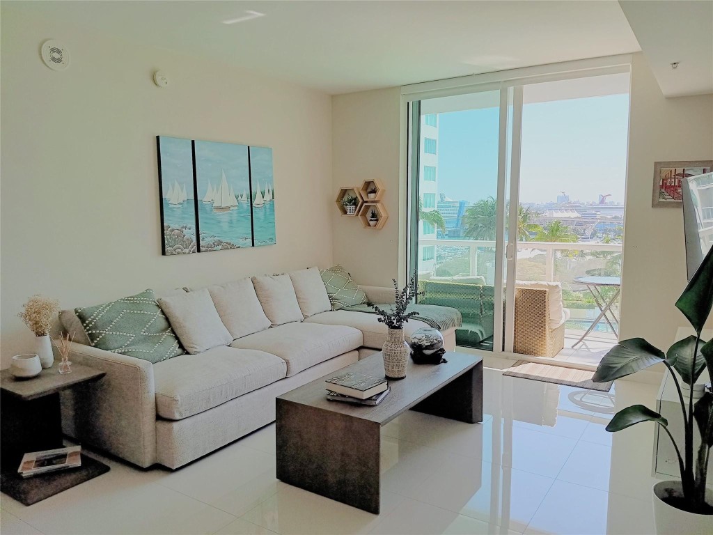 253 NE 2nd #1103, Miami FL 33132