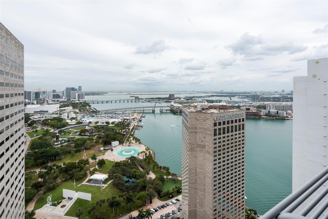 325 S Biscayne #LPH16, Miami FL 33131