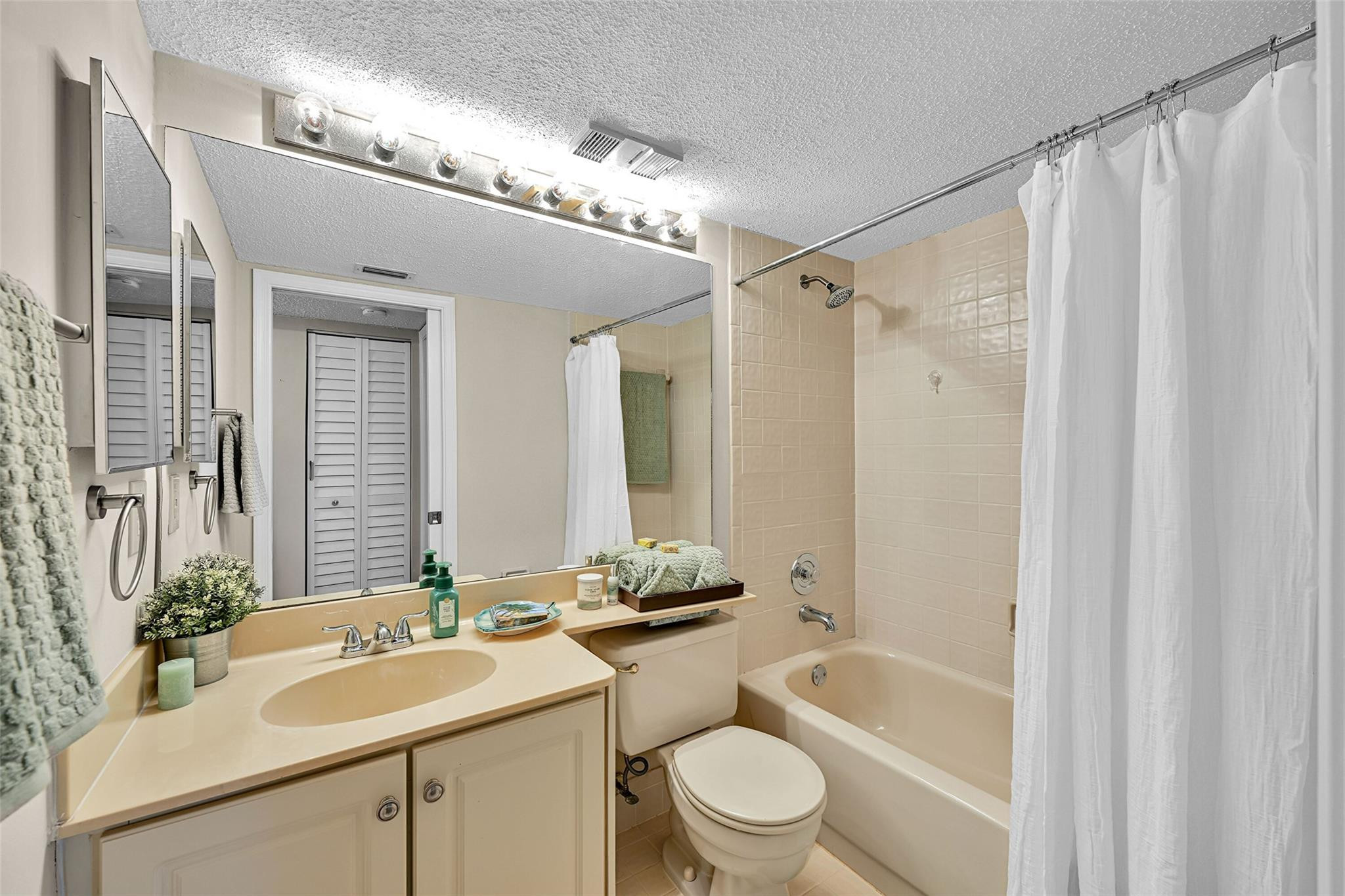 1901 Congressional #1901, Deerfield Beach FL 33442