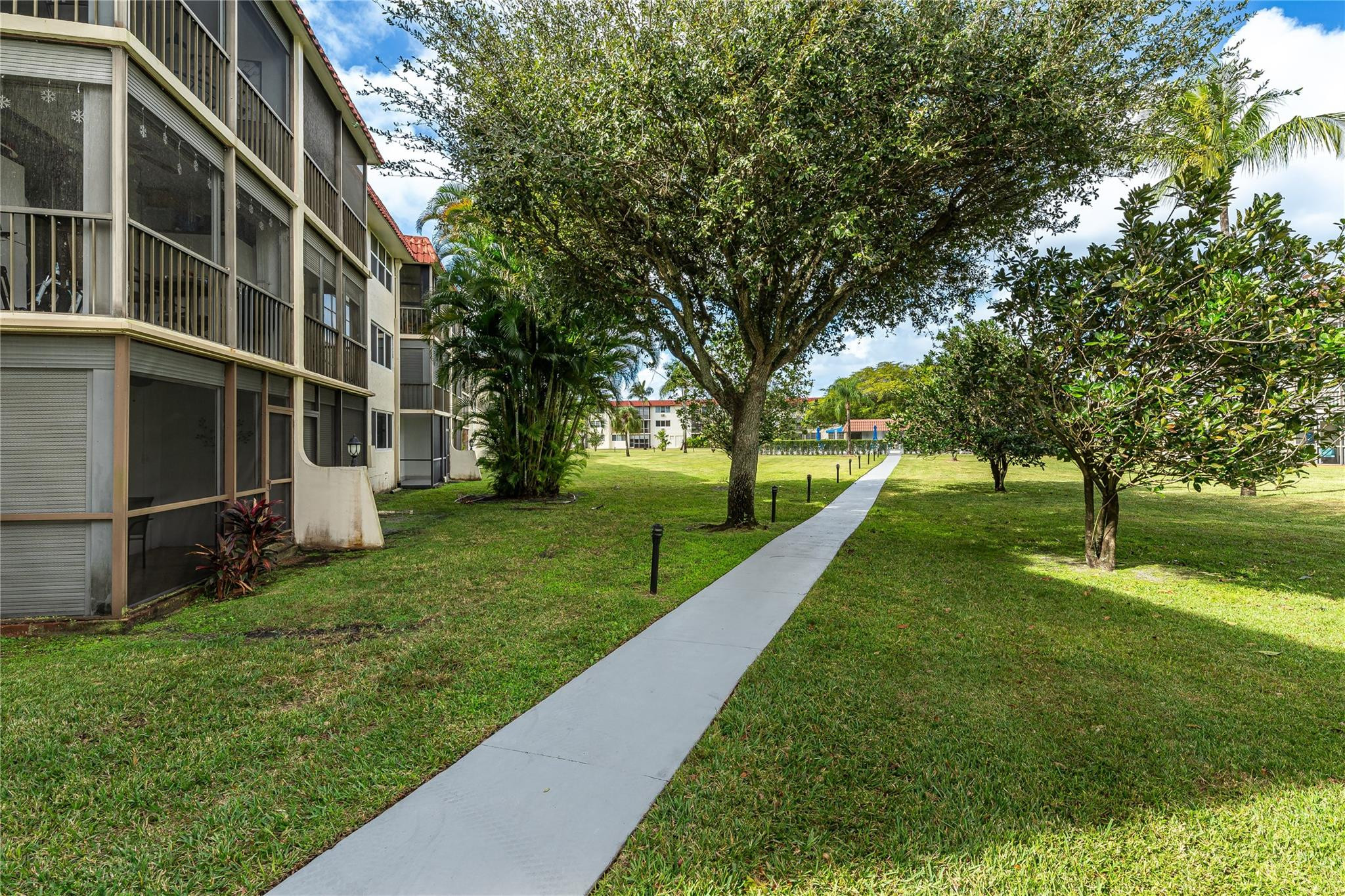 9523 S Hollybrook Lake #102, Pembroke Pines FL 33025