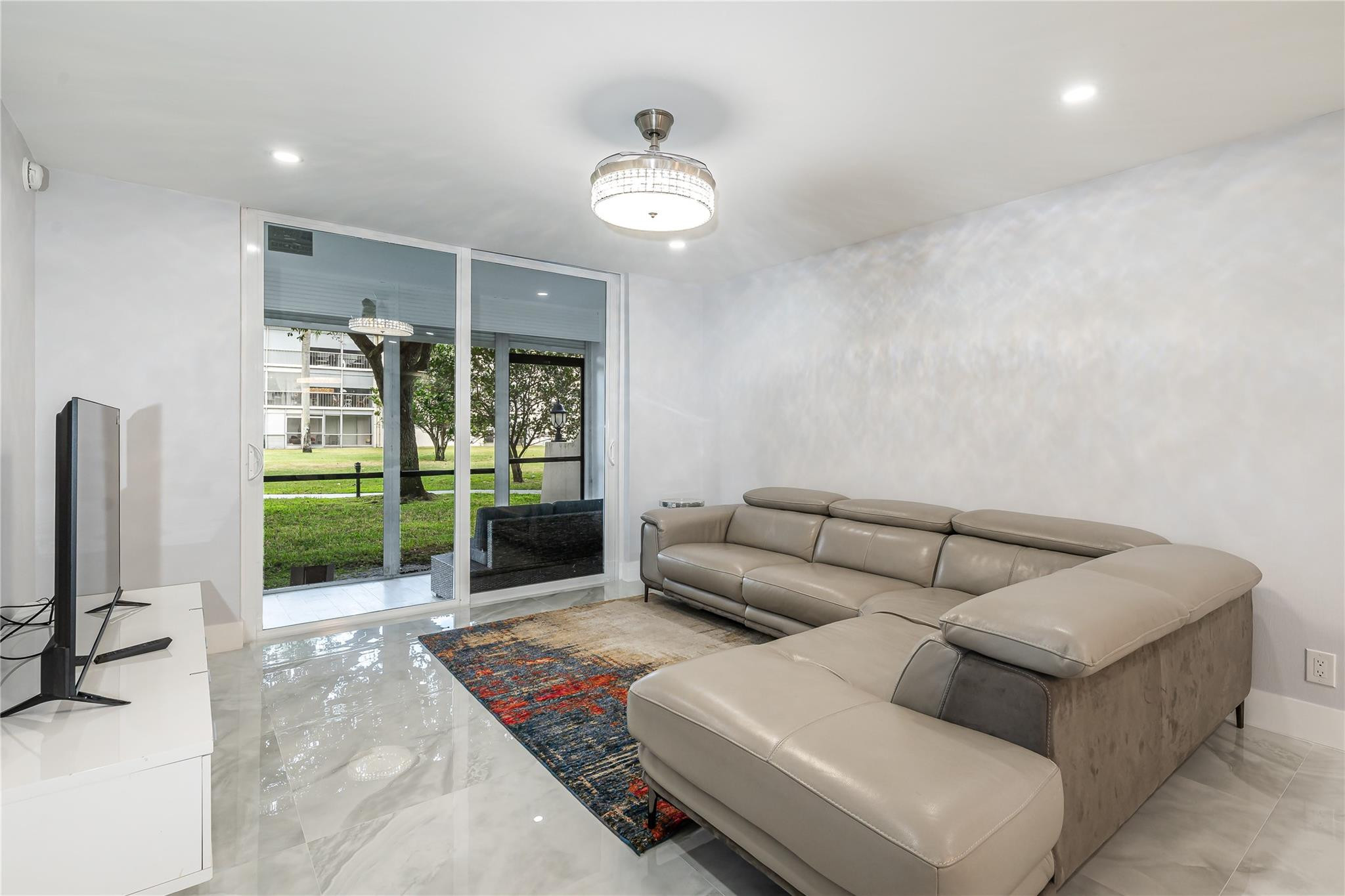 9523 S Hollybrook Lake #102, Pembroke Pines FL 33025