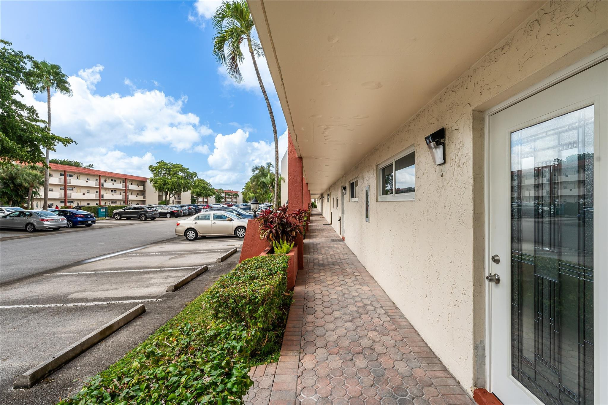9523 S Hollybrook Lake #102, Pembroke Pines FL 33025