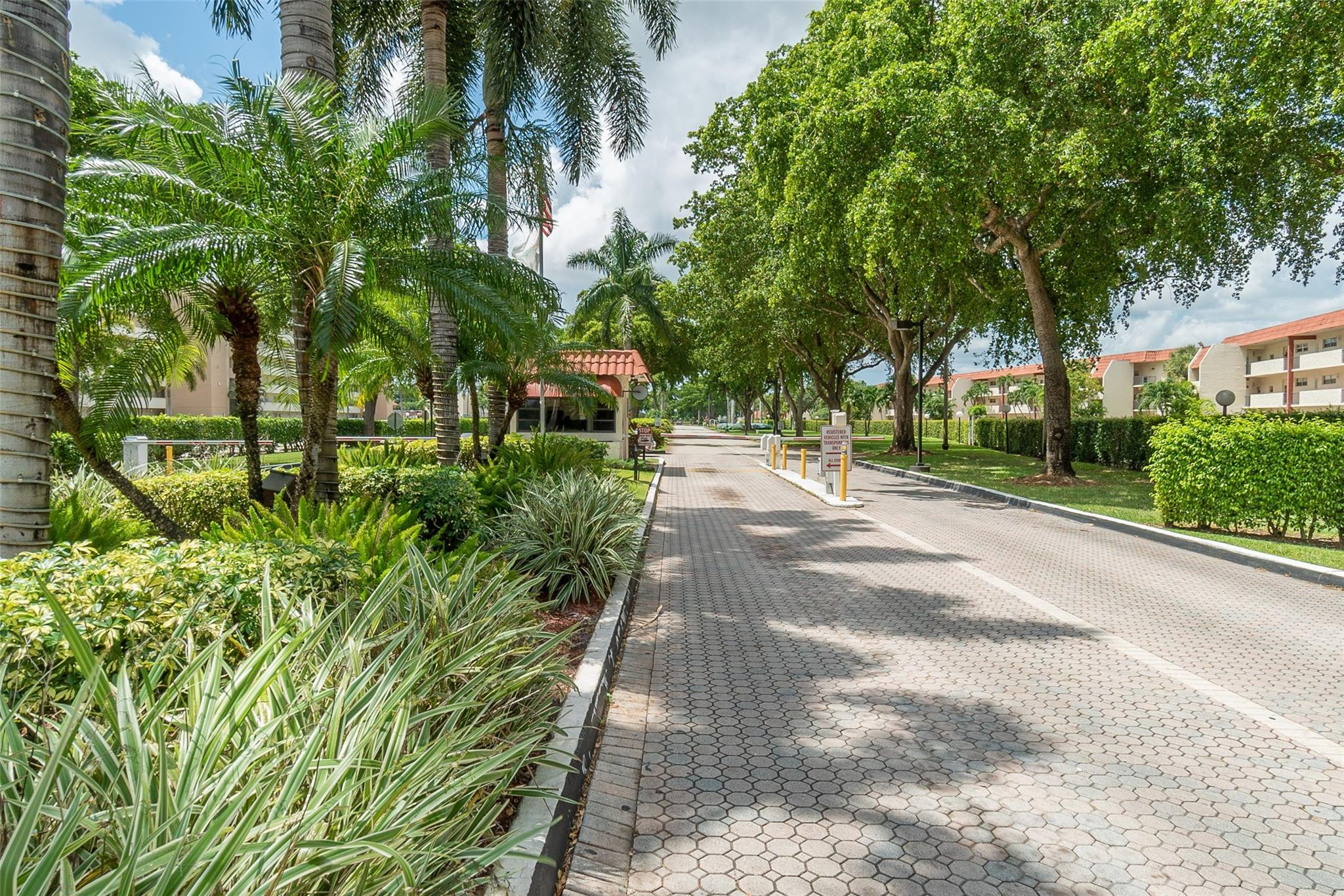 9523 S Hollybrook Lake #102, Pembroke Pines FL 33025