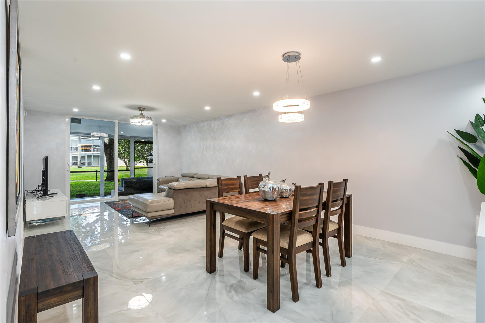 9523 S Hollybrook Lake #102, Pembroke Pines FL 33025