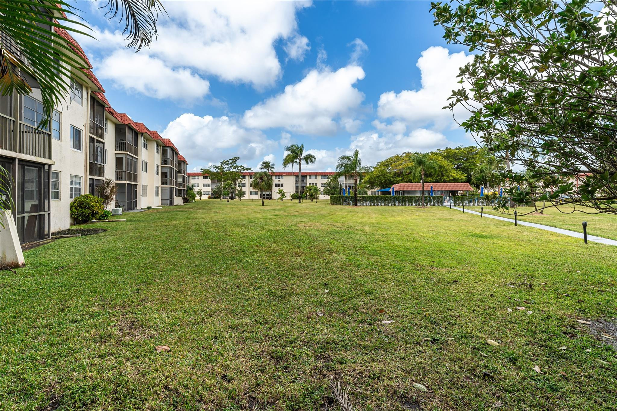 9523 S Hollybrook Lake #102, Pembroke Pines FL 33025