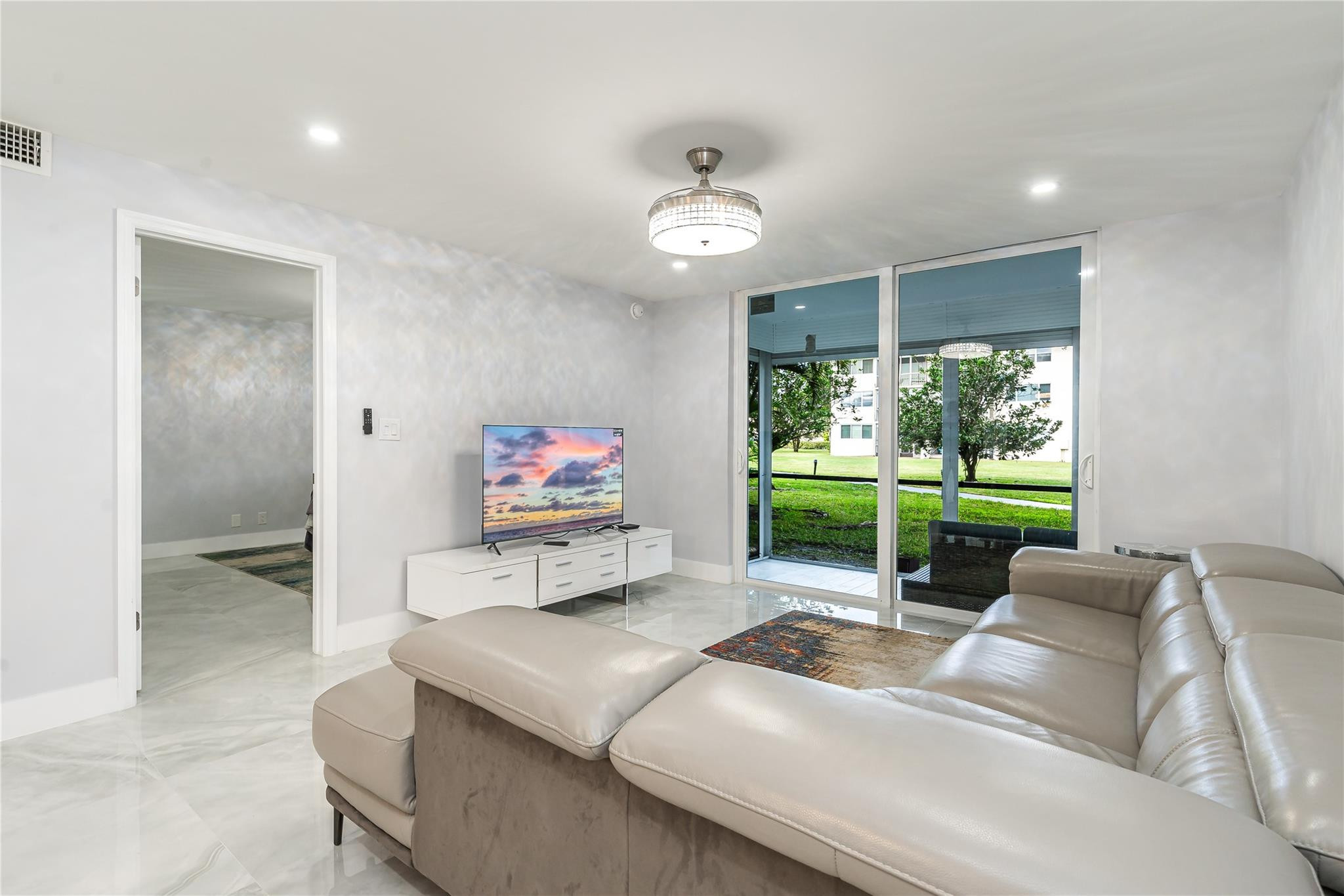9523 S Hollybrook Lake #102, Pembroke Pines FL 33025