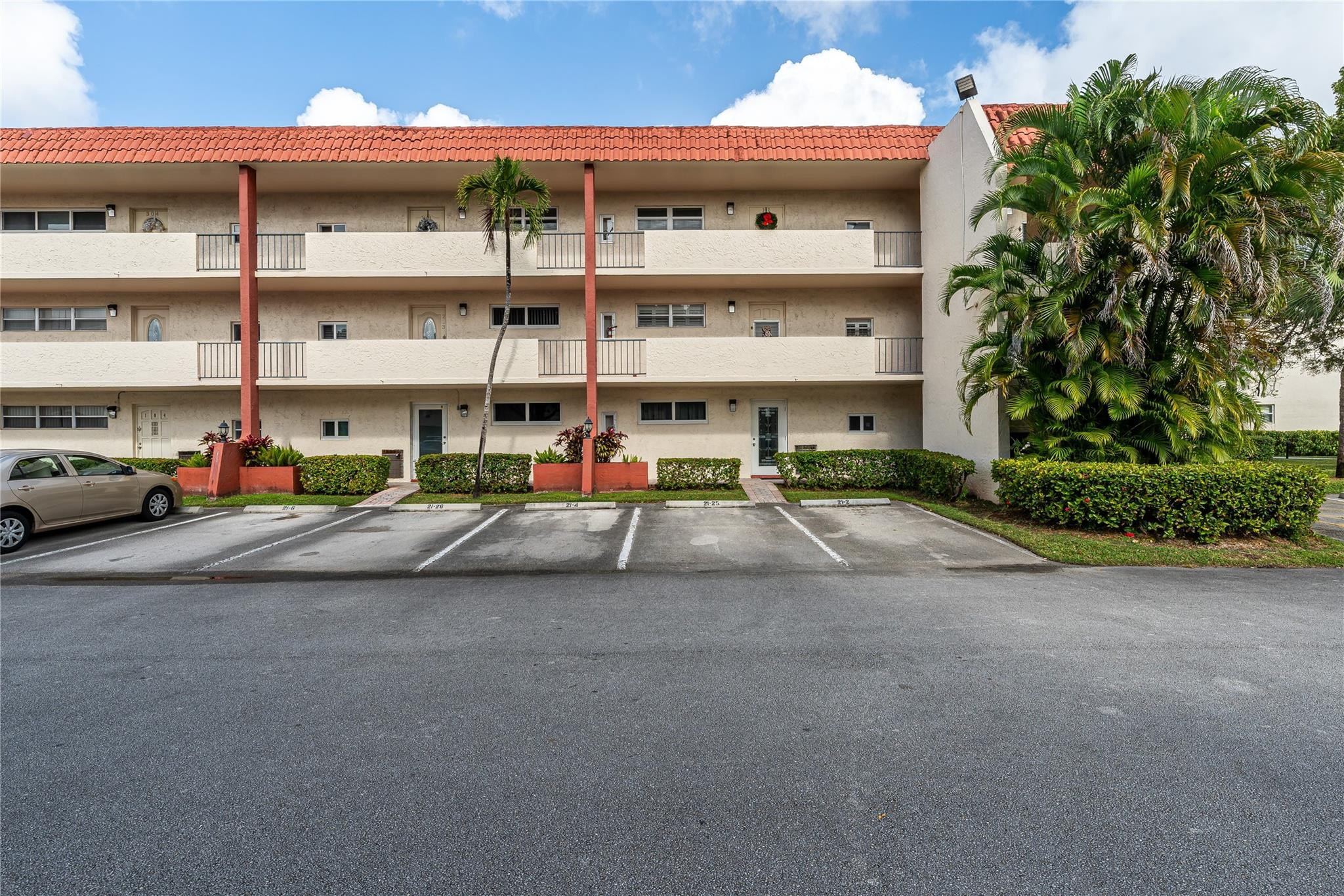 9523 S Hollybrook Lake #102, Pembroke Pines FL 33025