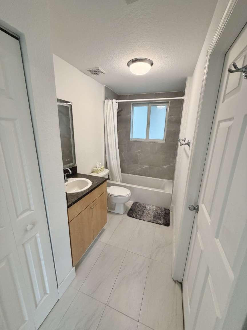7516 NE 1st #302, Miami FL 33138