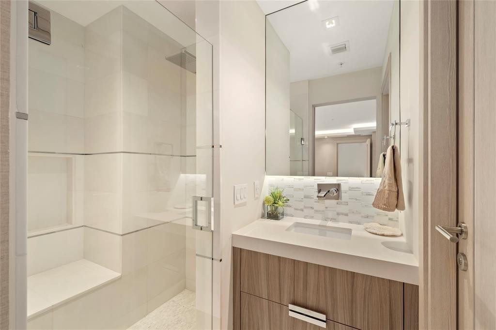 17301 Biscayne #Ph 7, Aventura FL 33160